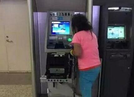 TQ: Bị nuốt thẻ, cô gái dùng tay “xé xác” máy ATM