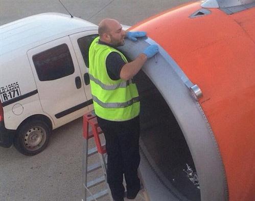 Hành khách sốc khi nhân viên dùng băng dính để sửa máy bay