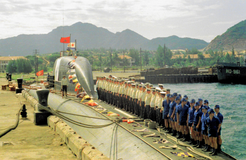 Cam Ranh san sát tàu ngầm nguyên tử, tàu sân bay