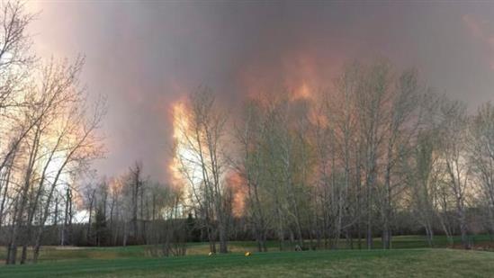 Ảnh: Cháy rừng dữ dội ở Canada, hàng chục ngàn người phải sơ tán