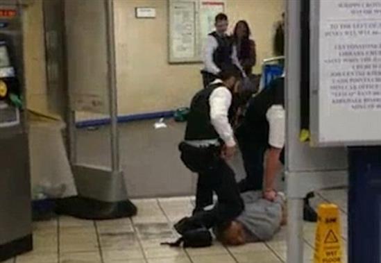 Video: Cảnh tấn công bằng dao kinh hoàng tại Metro London
