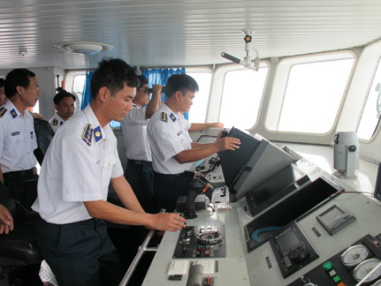 Cảnh sát biển Việt Nam xuất trận, 'truy' tàu cá lạ trên Biển Đông