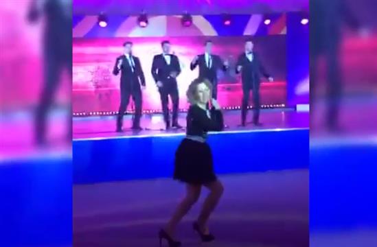 Nữ phát ngôn viên xinh đẹp của Nga nhảy trên đôi giày cao gót 15 phân
