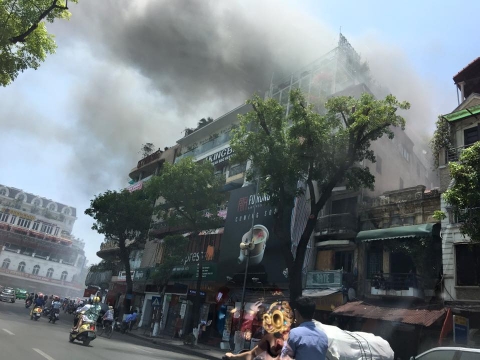 Cận cảnh hiện trường vụ cháy lớn giữa trung tâm Thủ đô Hà Nội