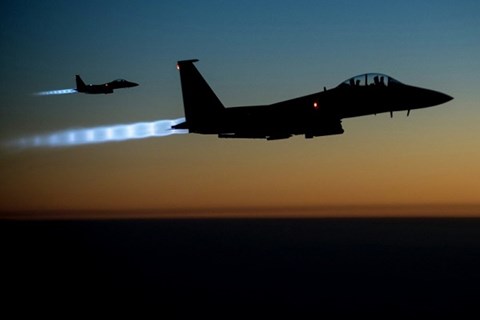 Syria: Liên quân Mỹ không kích trúng kho vũ khí hóa học của IS, hàng trăm người chết