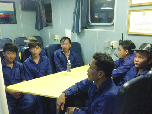 Tàu nước ngoài đâm chìm tàu cá VN: Bỏ mặc ngư dân kêu gào