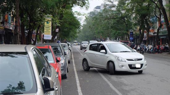 ''Toát mồ hôi'' với giá gửi xe ô tô gần 5 triệu đồng/tháng ở Hà Nội