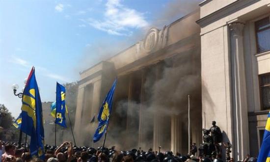 Clip: Cực hữu Ukraine bạo loạn, một cảnh sát chết trước cổng quốc hội