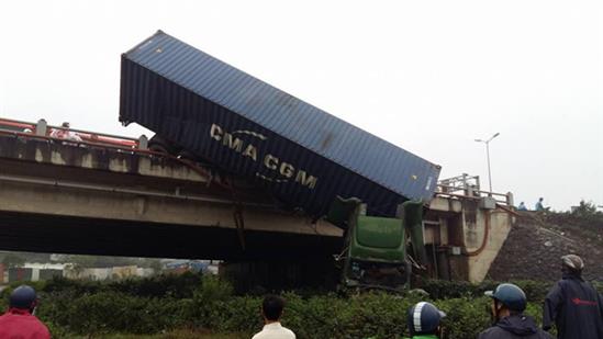 Clip: Giải cứu container treo lơ lửng trên thành cầu Thanh Trì