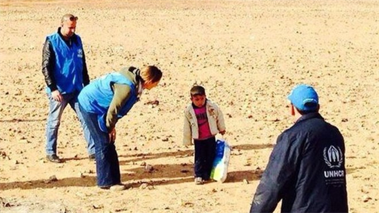 Bé trai 4 tuổi một mình vượt sa mạc tìm mẹ