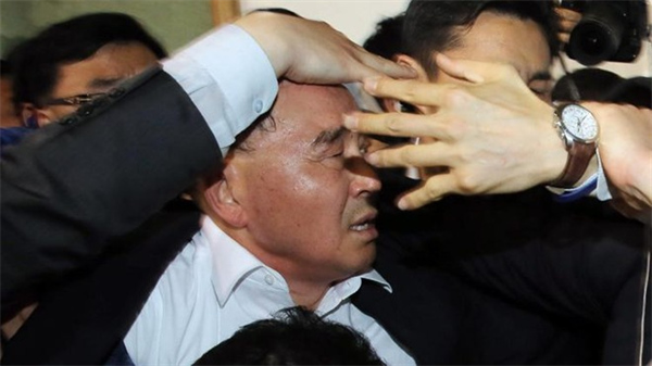 Người nhà hành khách ném chai vào Thủ tướng Hàn