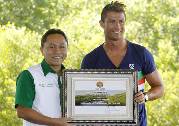 VIDEO: Ronaldo sành điệu đến Indonesia... trồng cây