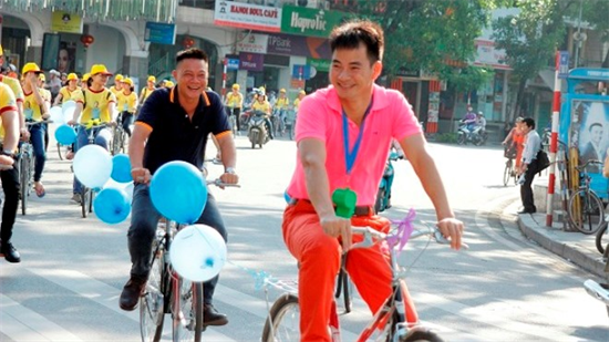 Nghệ sĩ Xuân Bắc đạp xe hưởng ứng “Tỏa sáng nghị lực Việt”