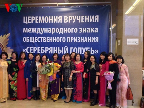 Đại diện Việt Nam nhận giải thưởng tại Diễn đàn Phụ nữ Quốc tế