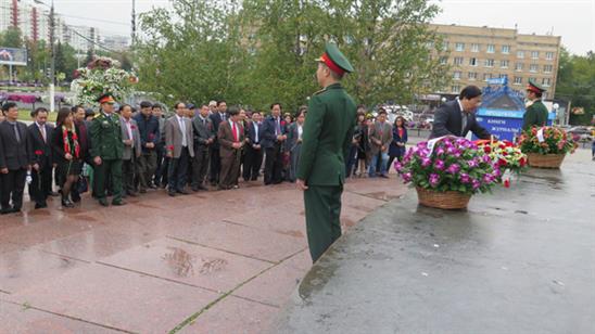 Lễ đặt hoa bên tượng Bác Hồ và Quảng trường Lê Duẩn ở thủ đô Moskva nhân kỷ niệm tròn 70 năm Quốc khánh (2/9/2015)