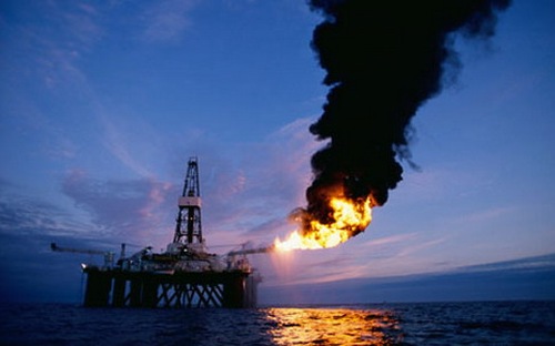 Giá dầu bất ngờ tăng vọt tới 12%