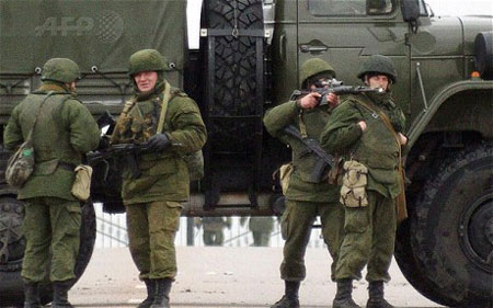 Nga cấp hộ chiếu cho cảnh sát Ukraine, thừa nhận đưa quân vào Crimea