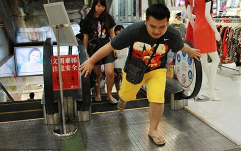 Dân Trung Quốc kinh hãi đề phòng thang máy cuốn gây chết người