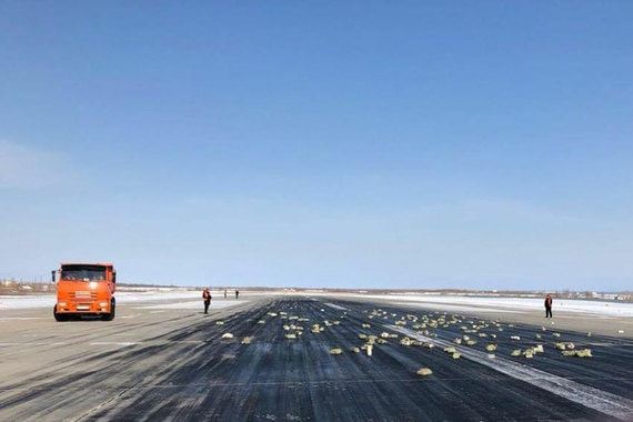Yakutsk: máy bay tuột nắp khoang hàng hóa, đánh rơi hơn 3 tấn kim loại quý
