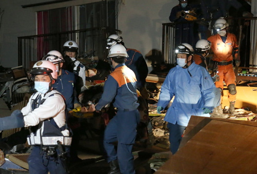 Động đất tại Nhật Bản: Số người thiệt mạng tiếp tục tăng, cảnh báo sóng thần