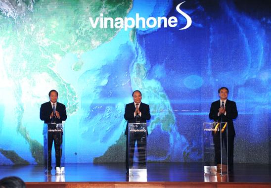 Thủ tướng ấn nút khai trương dịch vụ di động vệ tinh VinaPhone-S