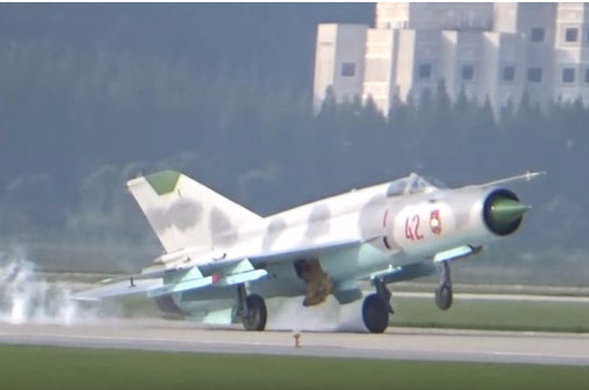 Xem nữ phi công Triều Tiên khiến MiG-21 xì khói
