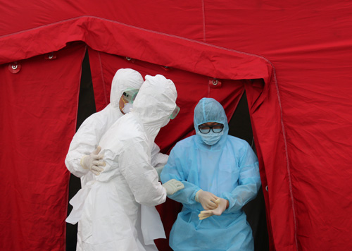 Hai hành khách đến từ vùng có dịch Ebola bị cách ly đã hết sốt
