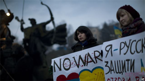 Người Nga và Ukraine trái ngược quan điểm về Donbass