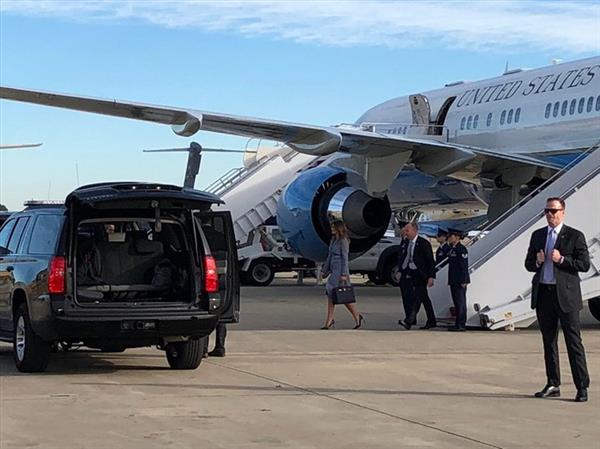 Bốc khói khét lẹt, máy bay chở bà Melania Trump hạ cánh khẩn cấp