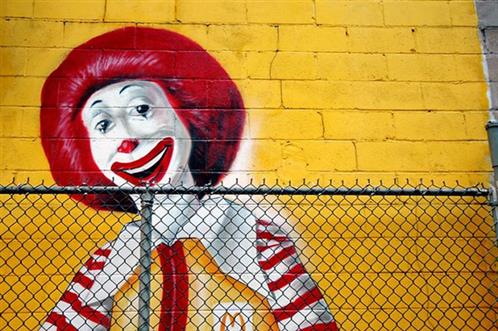 Nỗi đau của McDonald's: Đứng trên bờ phá sản, mất ngôi vương vào chính tay kẻ mình “nuôi ong tay áo” suốt 8 năm