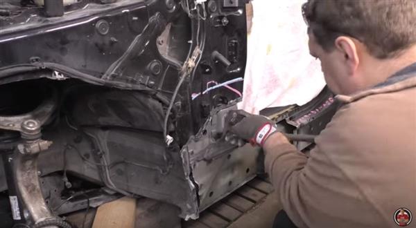 Video thợ máy người Nga “hồi sinh” chiếc BMW X5