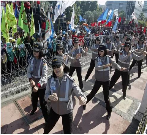 Cảnh sát nhảy Gangnam Style để xoa dịu... biểu tình
