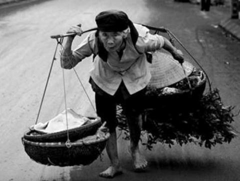 Gánh nợ công trên vai người Việt tiếp tục nặng thêm