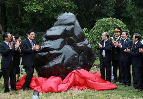 Nghệ An trao tặng đá quý cho BQL Lăng Chủ tịch Hồ Chí Minh