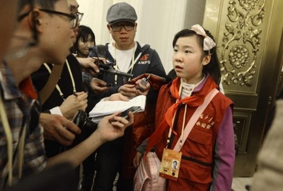 Cô bé lớp 6 làm quan chức Trung Quốc toát mồ hôi