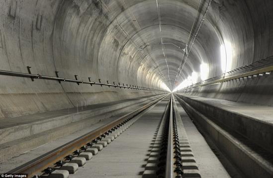 Hầm đường sắt dài nhất thế giới mở cửa sau 17 năm xây dựng