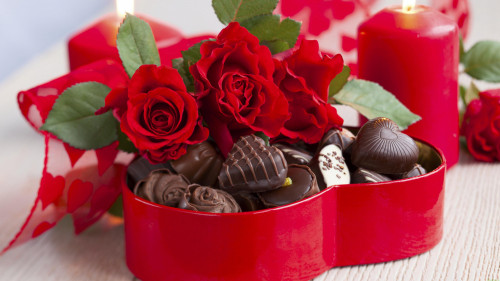 Vì sao hoa hồng và socola là hai món quà thường tặng trong ngày Valentine?