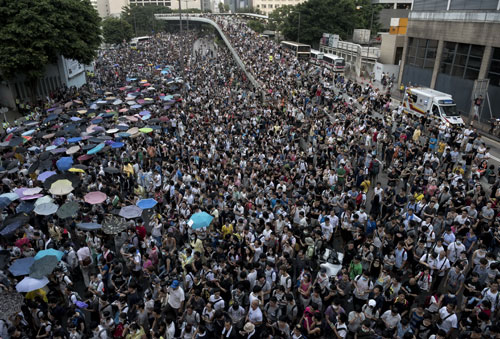 Người biểu tình phong tỏa trung tâm Hồng Kông