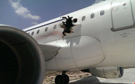 Người đàn ông cháy đen bị hút ra khỏi lỗ hổng trên máy bay