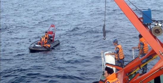 Tàu Trung Quốc vớt được vật thể nghi của máy bay Casa-212