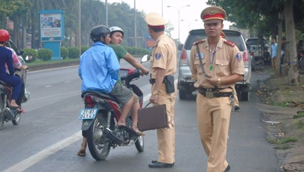 Mọi chú ý khi bạn bị cảnh sát giao thông dừng xe trên đường