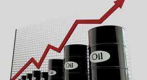 Giá dầu thô tăng mạnh vượt mốc 70 USD/thùng