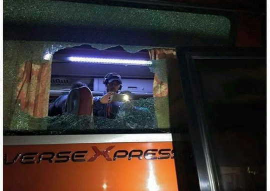 Xe buýt chở tuyển Indonesia bị tấn công bằng đá