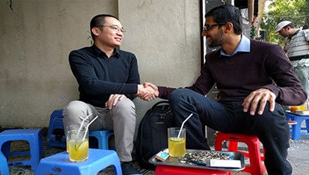 CEO Google ngồi trà chanh vỉa hè ở Hà Nội