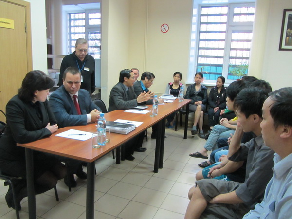Đại sứ quán tiếp tục cử đoàn công tác  thăm bà con người Việt bị tạm giam