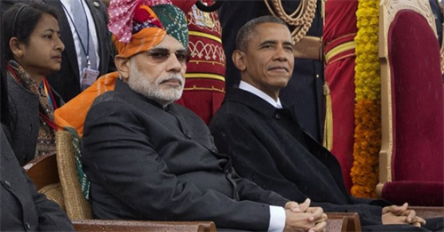 Ông Obama nhai kẹo cao su khi dự duyệt binh, người Ấn Độ bất bình