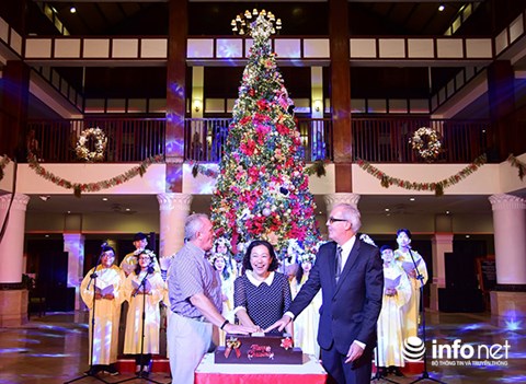 Tổng Lãnh sự Nga tại Đà Nẵng thắp sáng cây thông Noel ở Furama Resort