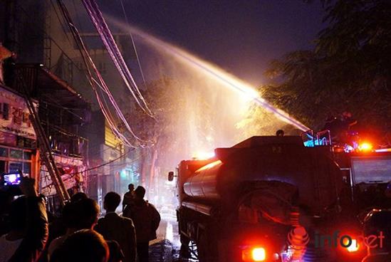 Hốt hoảng chạy khỏi quán karaoke lớn ở Hà Nội bốc cháy giữa đêm