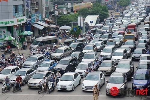 Vì sao Bộ trưởng Thăng “bất ngờ” tuyên bố năm 2020 mới hạn chế xe cá nhân?