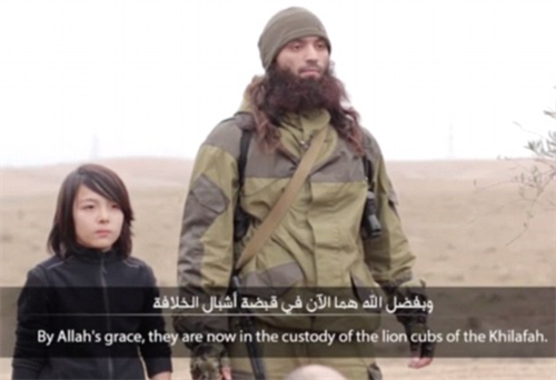 Video: “Sát thủ nhí” IS thẳng tay hành quyết 2 “gián điệp Nga“